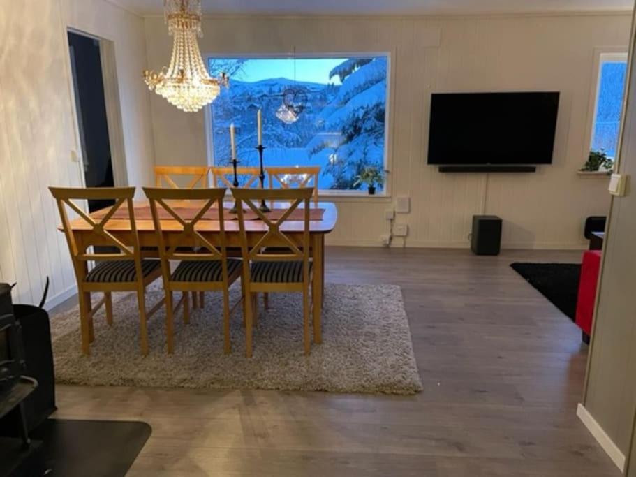 House With Garage In Central Lyngen Lyngseidet ภายนอก รูปภาพ