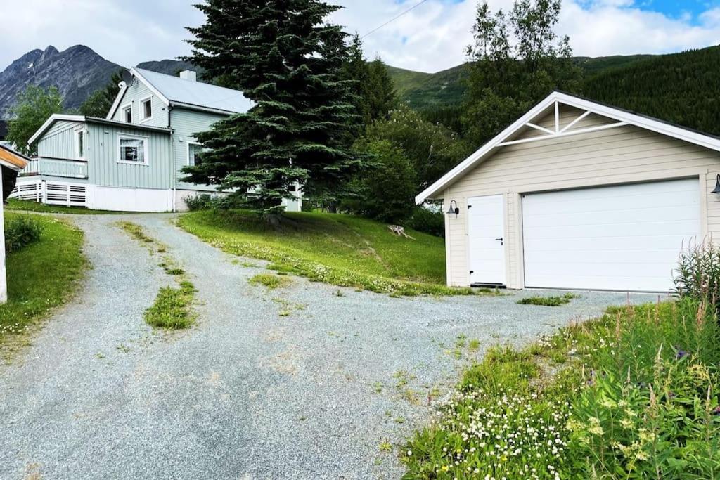 House With Garage In Central Lyngen Lyngseidet ภายนอก รูปภาพ